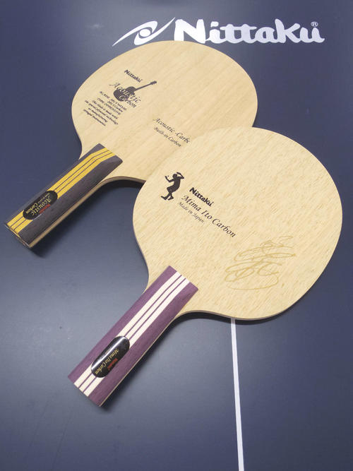 ニッタク製卓球ラケット弦楽器シリーズの伊藤美誠モデル（手前）と、通常のアコースティックカーボンモデル