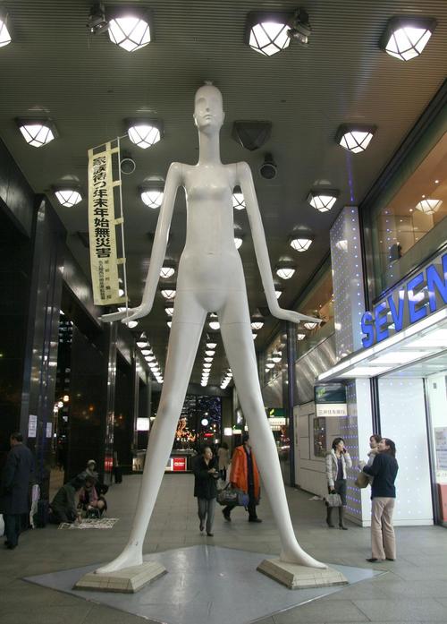 名古屋駅の名物「ナナちゃん人形」