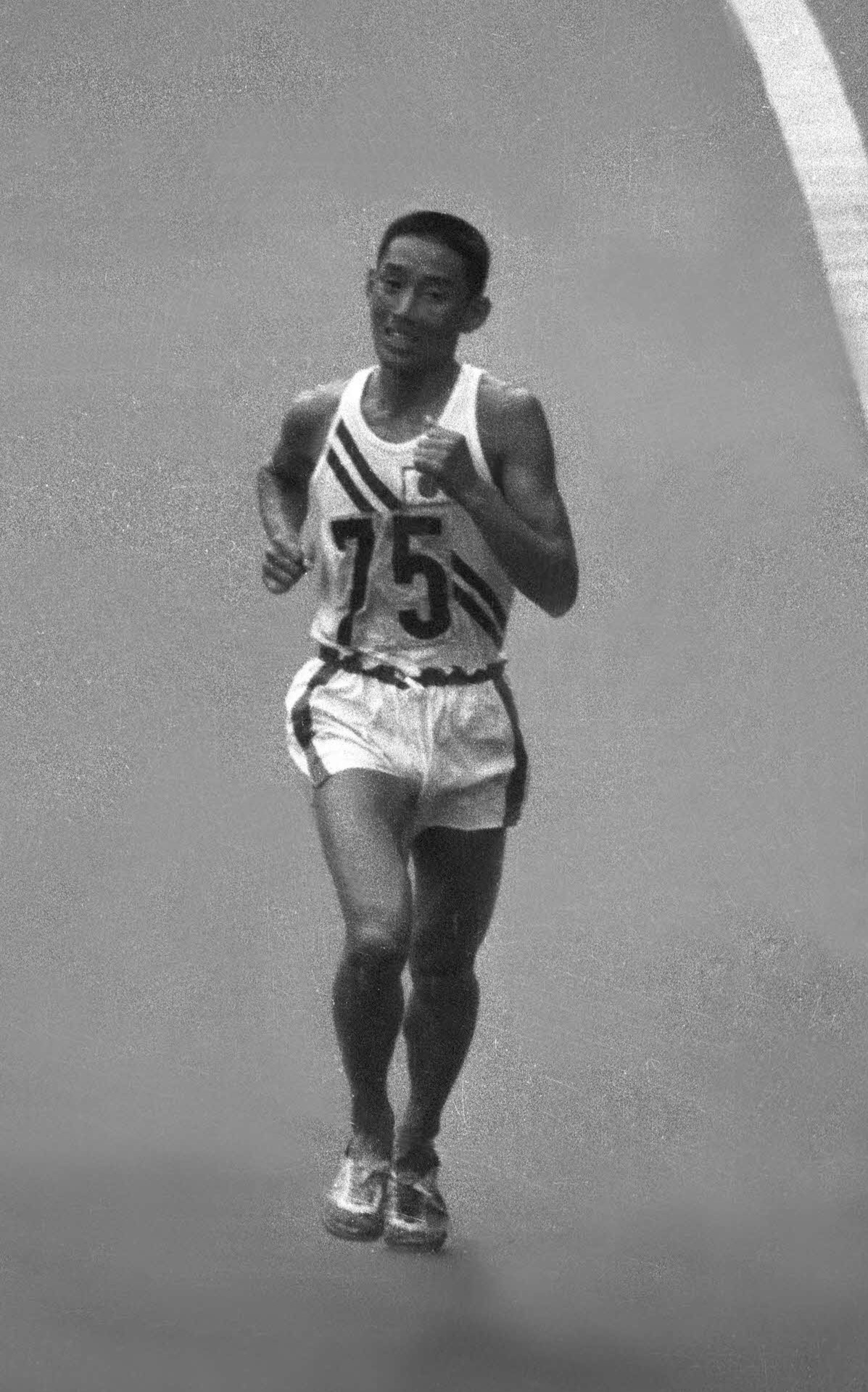 64年10月、東京五輪の男子マラソンで力走する君原健二
