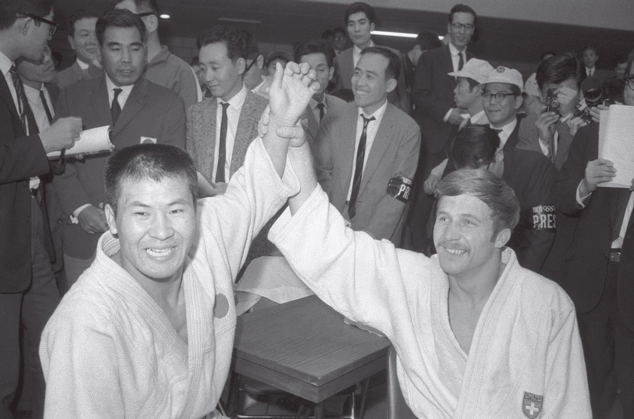 64年10月、東京五輪の男子柔道軽量級で金メダルを獲得した中谷雄英（左）と銀メダルのエンニ