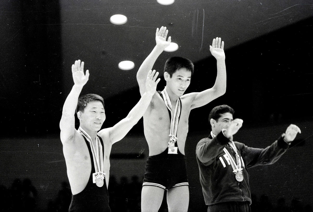 64年10月、東京五輪レスリングのフリースタイルフライ級で金メダルを獲得した吉田義勝（中央）