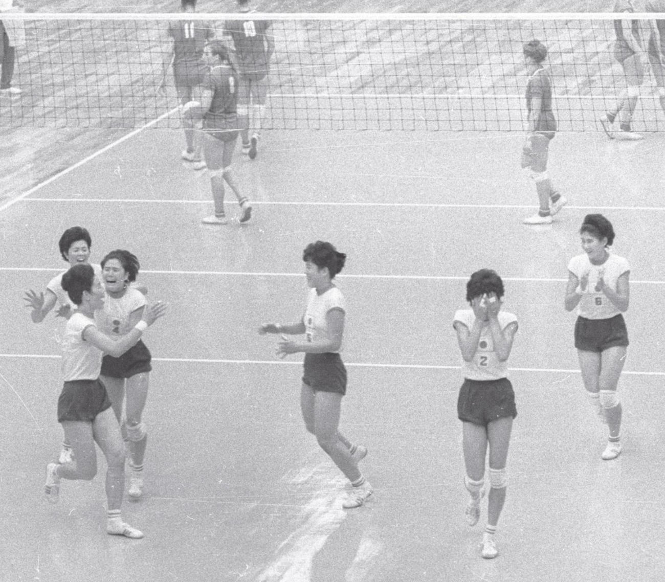 64年10月、東京五輪バレー女子でソ連を破り金メダルが決まった瞬間、泣き出す選手も。左から谷田絹子、河西昌枝、半田百合子、松村好子、宮本恵美子、磯辺サタ