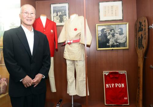 母校広陵高に柔道着などを寄贈した中谷雄英氏