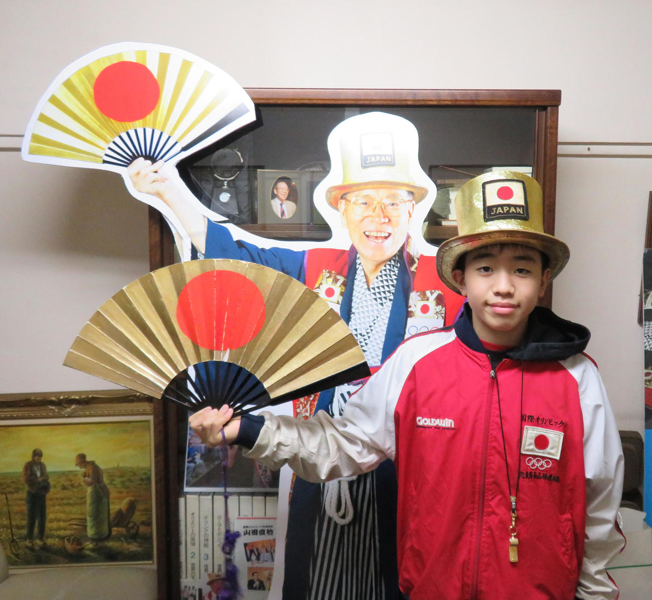 直稔さんから受け継いだ応援セットを身につけ、ポーズを決める藏之輔さん（手前）（撮影・佐藤勝亮）