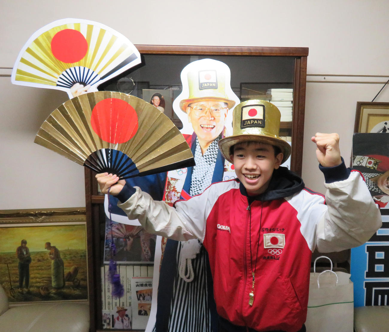 直稔さんから受け継いだ応援セットを身につけ、応援の練習をする藏之輔さん（手前）（撮影・佐藤勝亮）