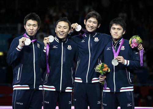 12年8月、ロンドン五輪・男子フルーレ団体で獲得した銀メダルを手に笑顔を見せる、左から淡路卓、太田雄貴、三宅諒、千田健太（撮影・ＰＮＰ）