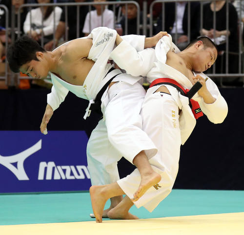 16年4月、全日本選抜体重別選手権　阿部一二三（右）は丸山城志郎と投げ合う