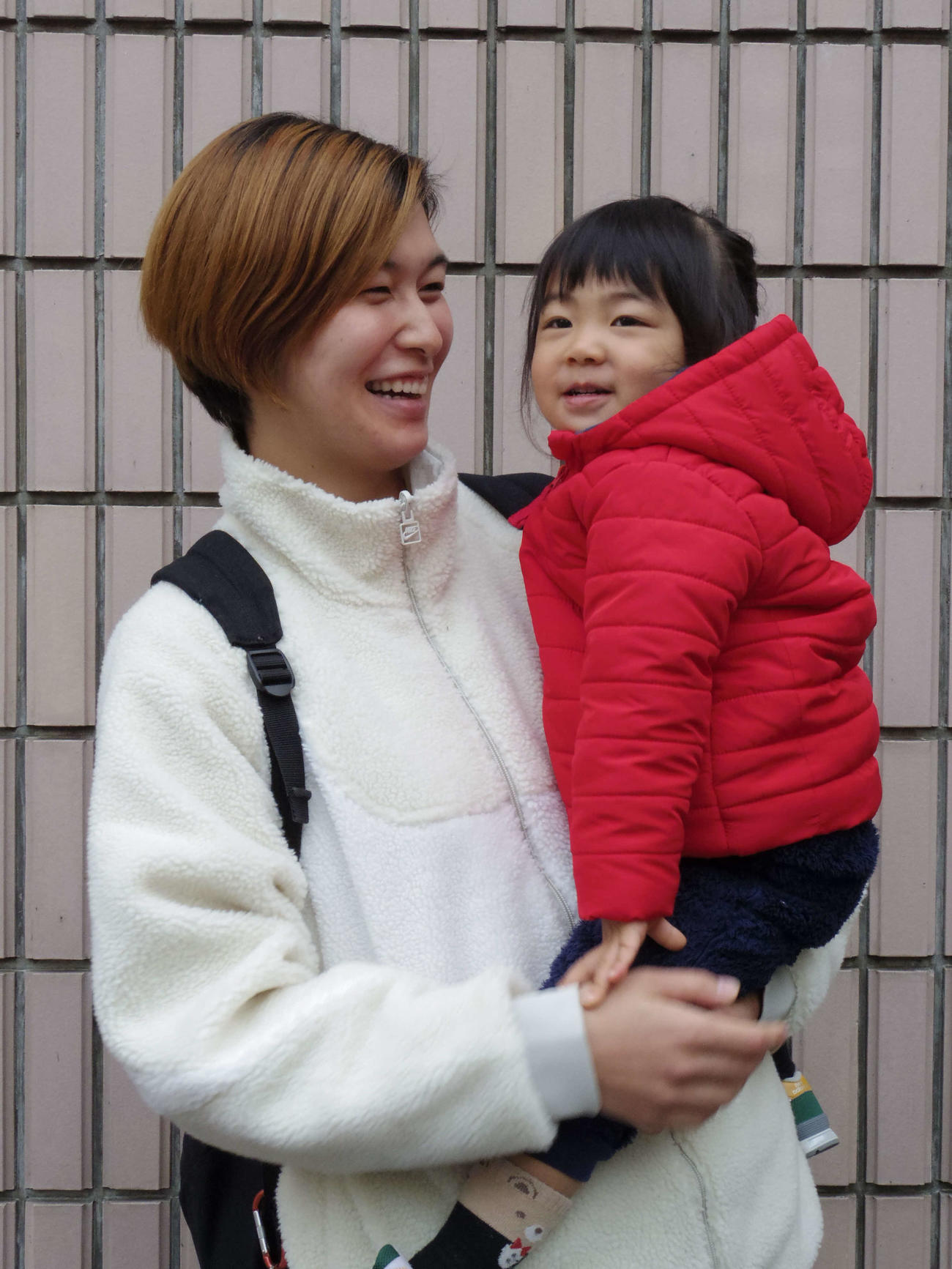 長女の永稀（えま）ちゃんと笑顔でツーショットの元バスケットボール女子日本代表の大崎（撮影・奥岡幹浩）