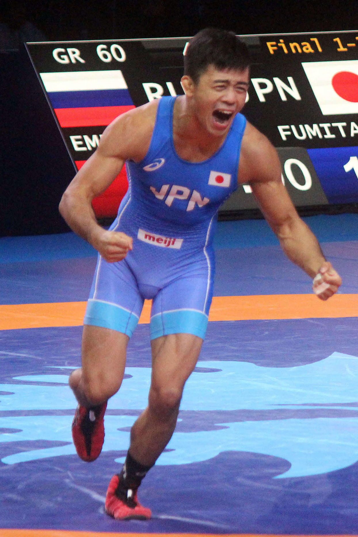 世界選手権優勝を決め、ガッツポーズで駆けだす文田健一郎（2019年9月17日撮影）
