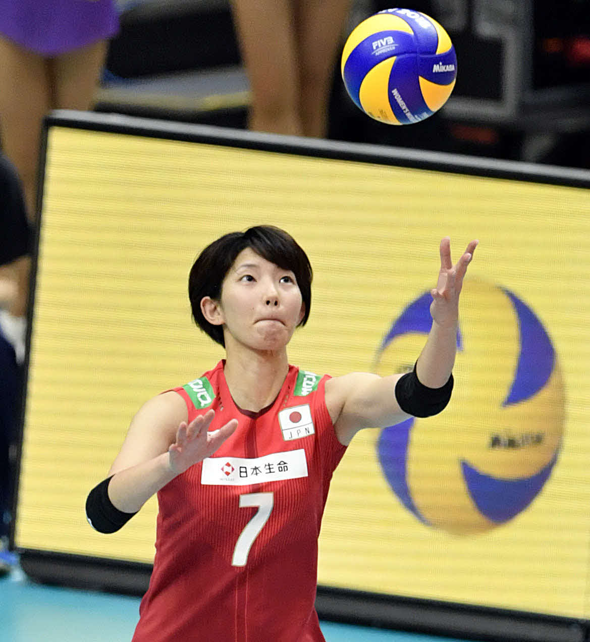 サーブを放つ石井優希（2018年10月19日撮影）