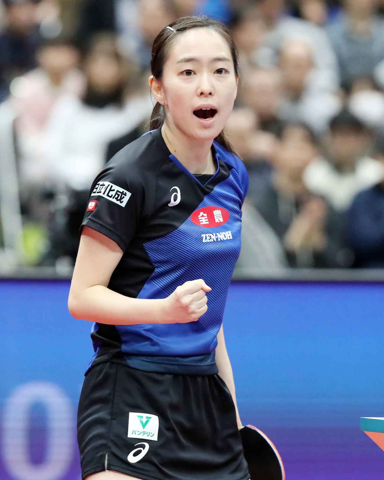 得点を挙げガッツポーズを見せる石川佳純（2020年1月19日撮影）