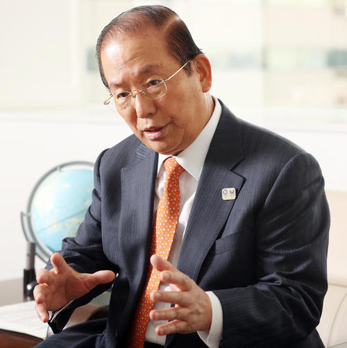 インタビューに応じる武藤事務総長（撮影・野上伸悟）