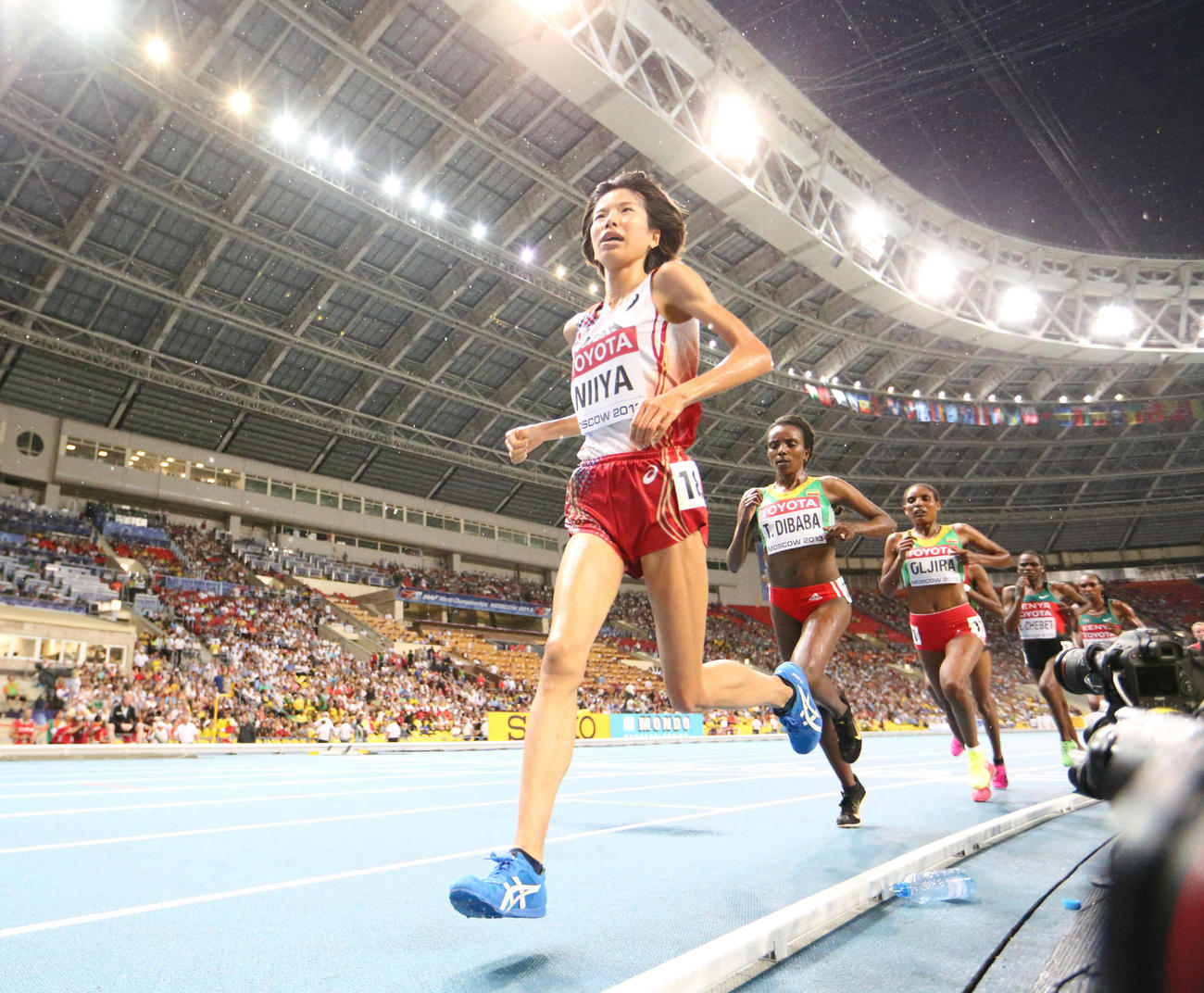 13年8月、世界陸上モスクワ大会・女子1万メートル決勝で終盤まで先頭に立つ果敢なレースで5位に入った新谷仁美