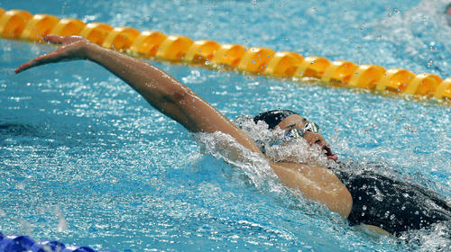 08年8月、北京五輪・競泳女子100メートル背泳ぎ準決勝で力強い泳ぎを見せる伊藤華英