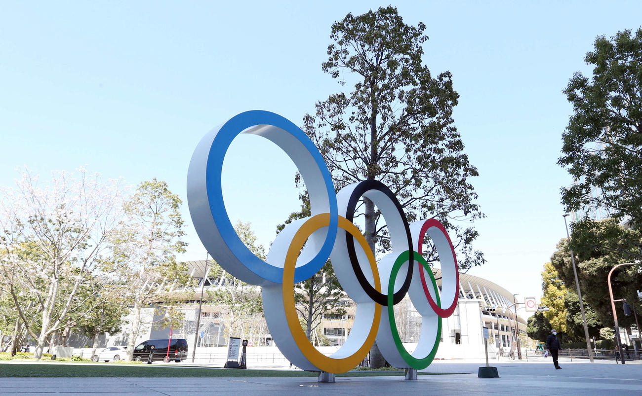 五輪マークと国立競技場（2020年3月撮影）