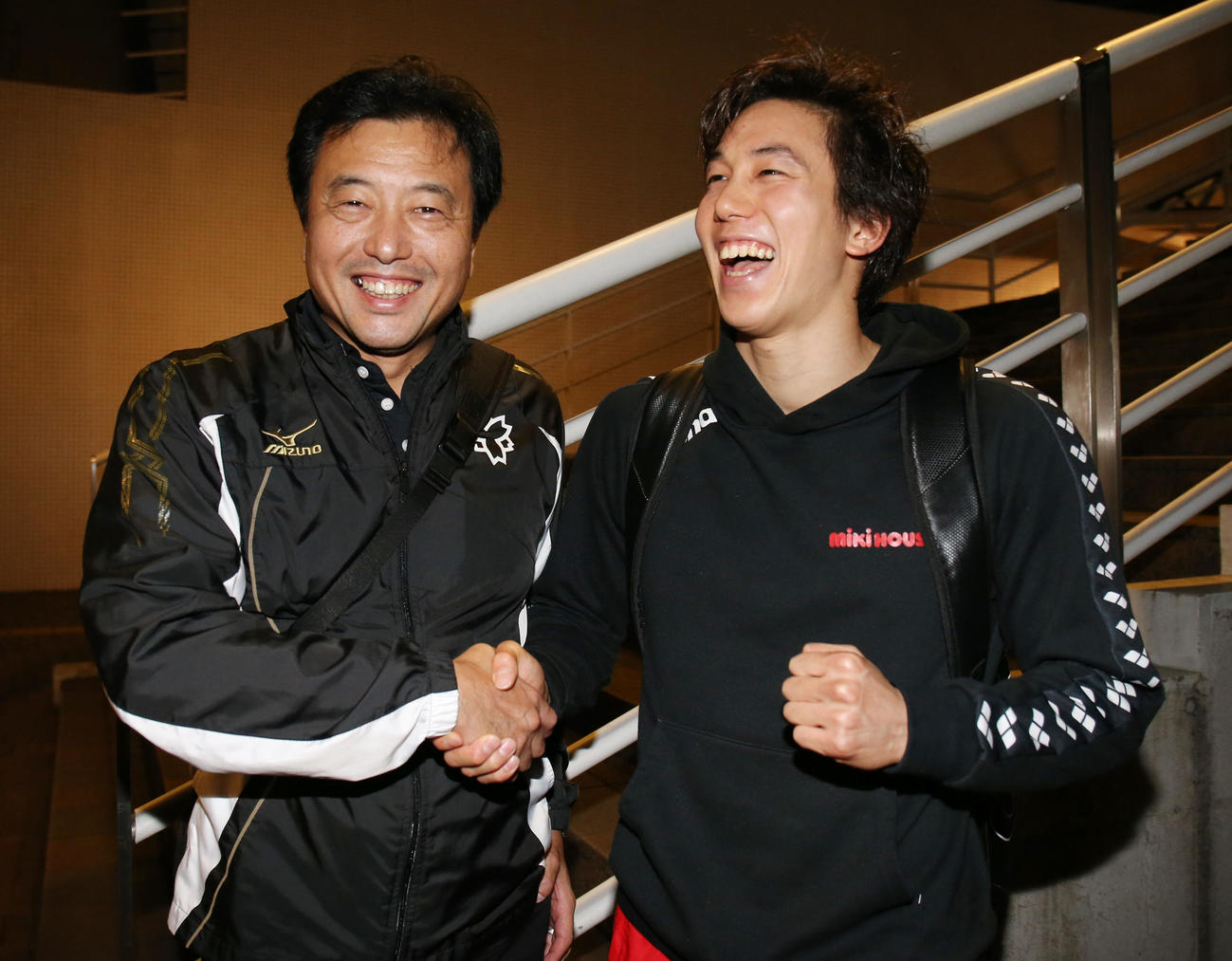 16年4月、リオ五輪出場を決めた藤森太将（右）はコーチの父善弘さんと喜び合う