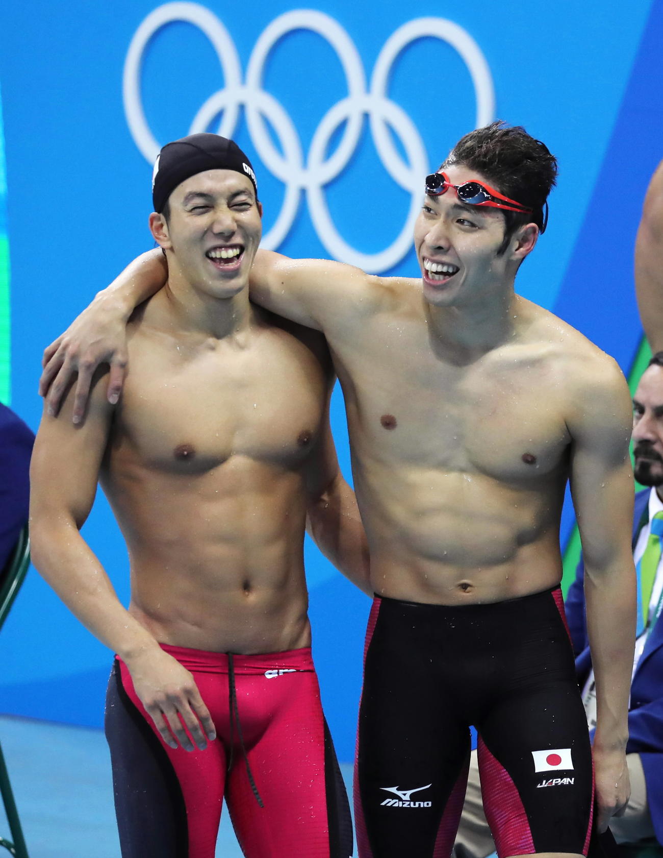 16年8月、リオ五輪競泳男子200メートル個人メドレー決勝を終え、笑顔を見せる4位藤森太将（左）と2位萩野公介