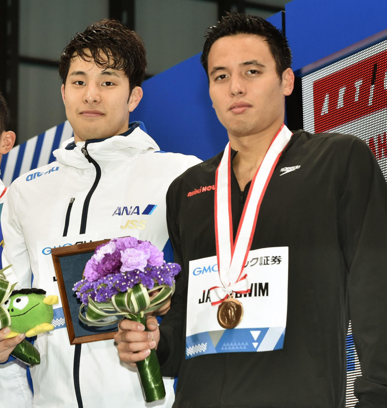 19年4月、競泳日本選手権の男子400メートル個人メドレーで3位に入った藤森丈晴（右）。左は優勝した瀬戸大也