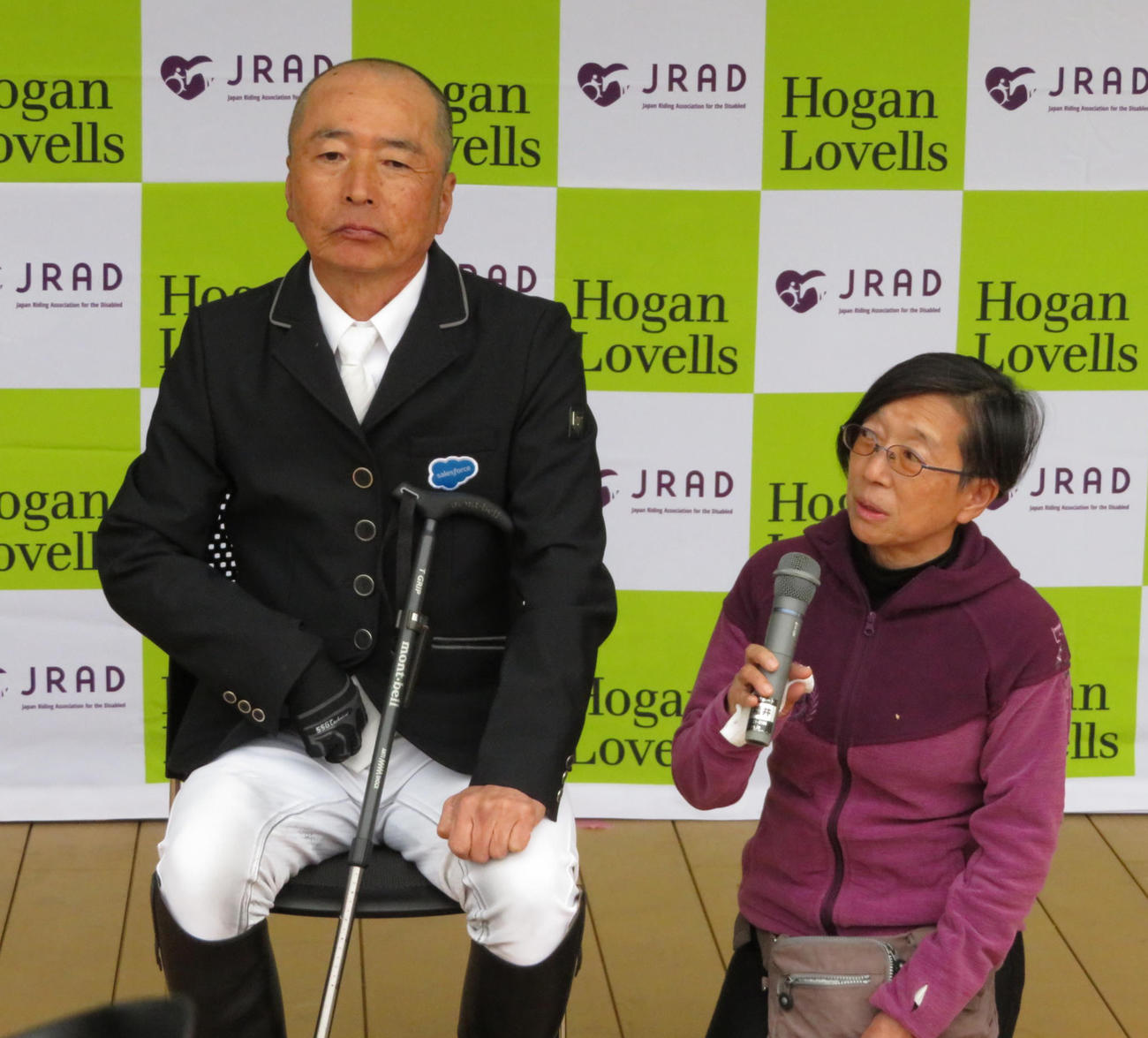 裕美子夫人と会見に臨む宮路満英