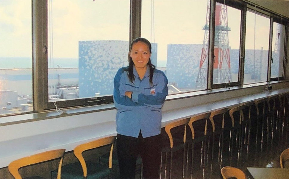 東京電力の制服を着る丸山（本人提供）