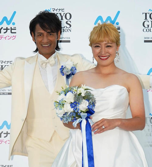 20年、本並健治氏（左）とウエディングドレス姿の丸山