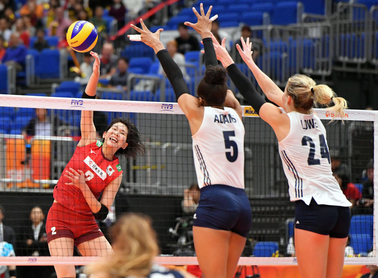 18年10月、女子バレーボール世界選手権アメリカ戦でスパイクを放つ古賀（左）