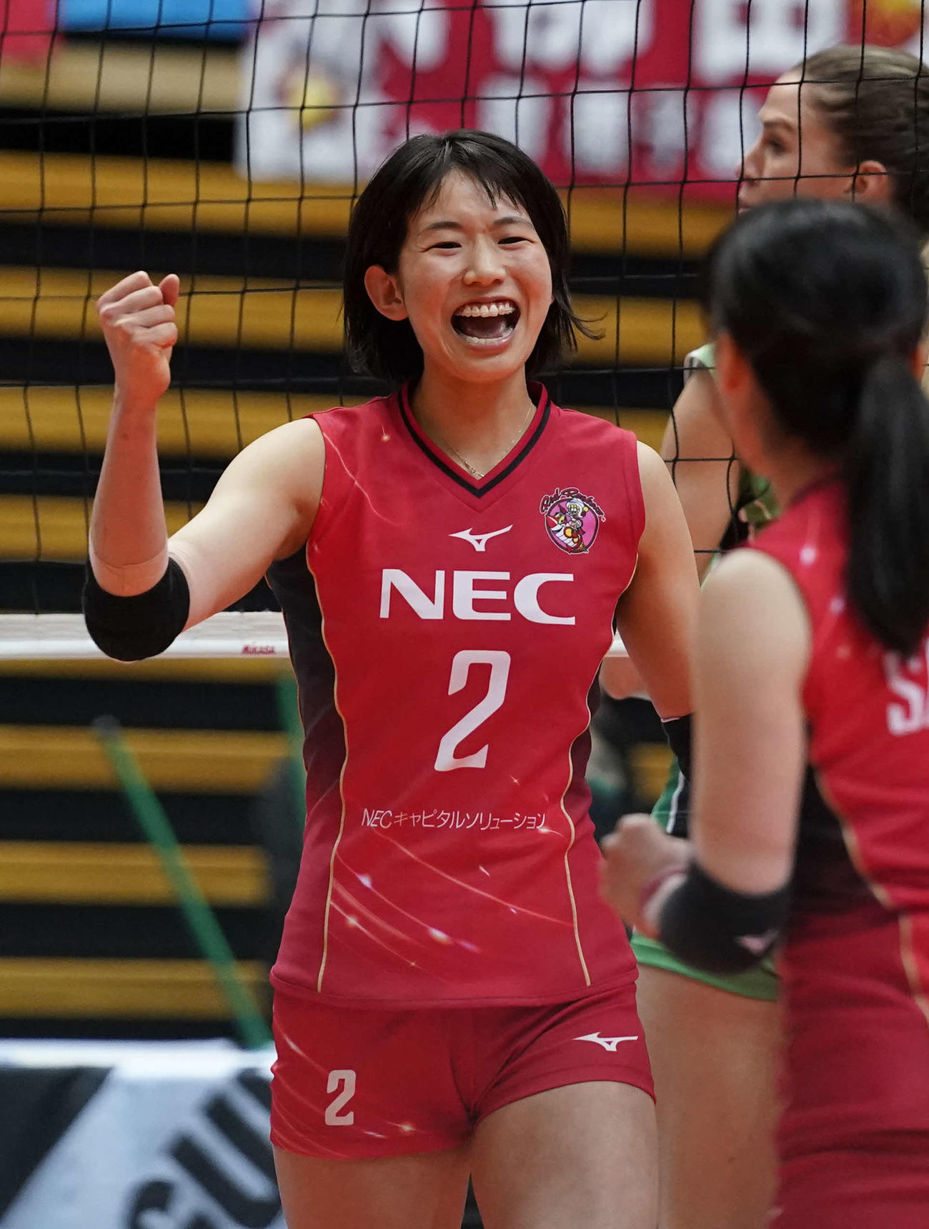 2月、Vリーグ女子のJT戦でガッツポーズするNEC古賀（共同）