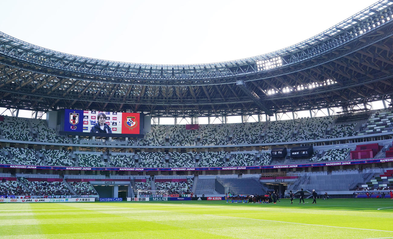 4月11日、国立競技場で行われた親善試合パナマ戦に勝利しサポーターにあいさつするなでしこジャパンの選手ら