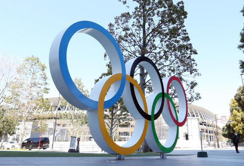 五輪マークと後方に見える国立競技場（20年3月撮影）