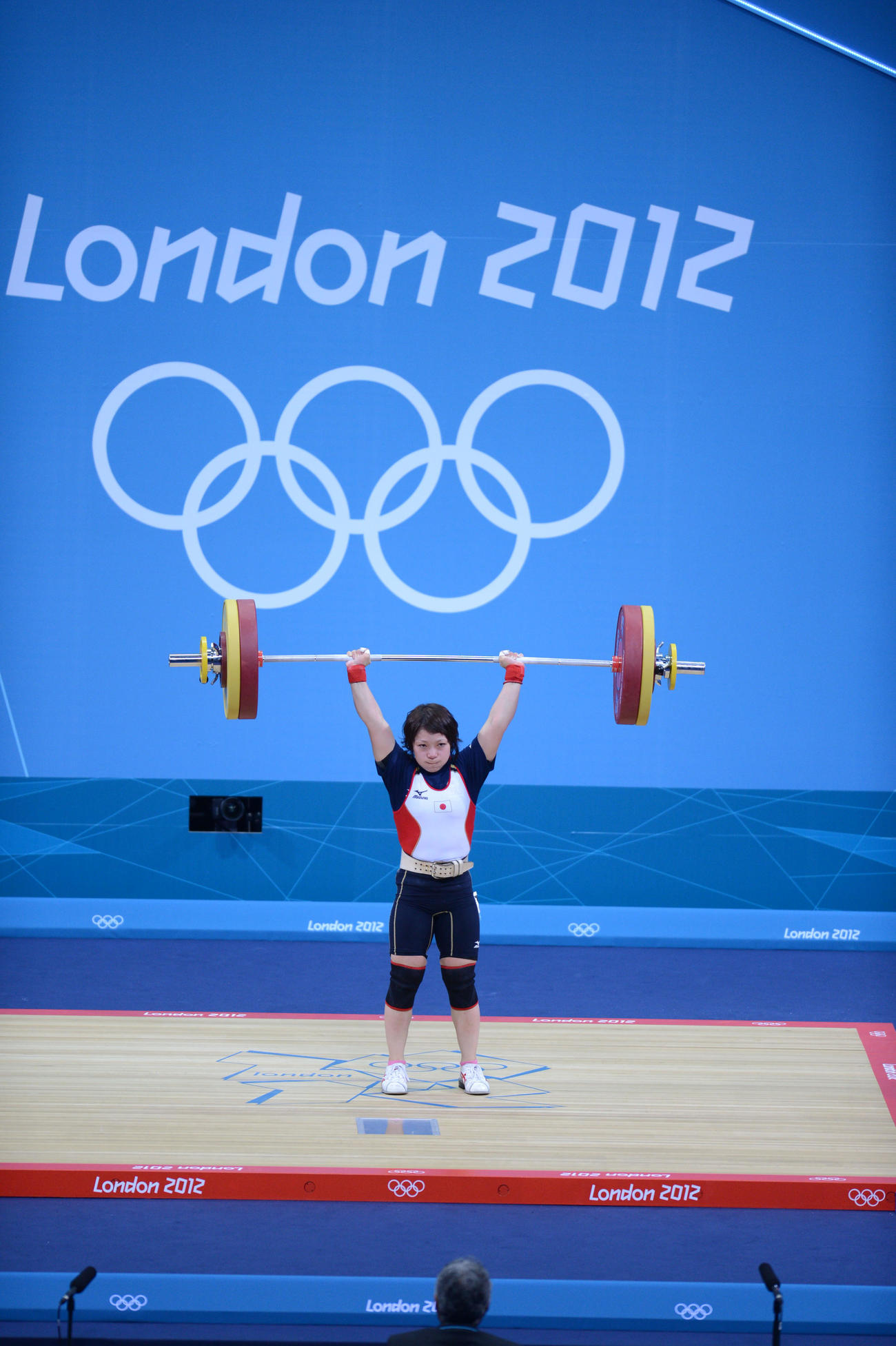 12年ロンドン五輪　重量挙げ女子48キロ級　ジャークで108キロに成功した三宅宏実