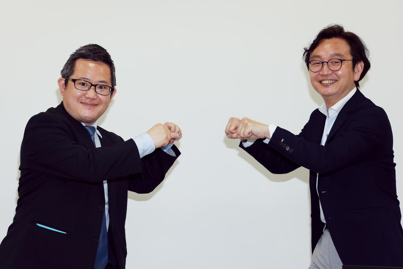 東京五輪を直前に意気込みを語りグータッチするニッポン放送洗川雄司アナウンサー（左）と山内宏明アナウンサー（撮影・中島郁夫）