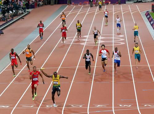 12年ロンドン五輪　陸上男子400メートルリレー決勝で36秒84の世界新記録でゴールするジャマイカのウサイン・ボルト（手前）
