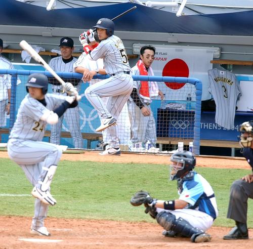04年アテネ五輪　野球イタリア戦でベンチに飾られた長嶋監督のユニホーム（右端）