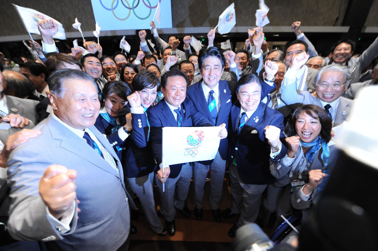 13年9月、IOC総会で2020年五輪の開催都市が東京に決まり、笑顔で写真に納まる猪瀬氏