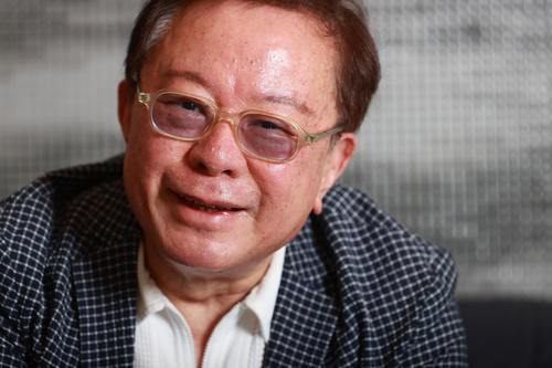 インタビュー中に笑顔を見せる猪瀬直樹氏（撮影・野上伸悟）