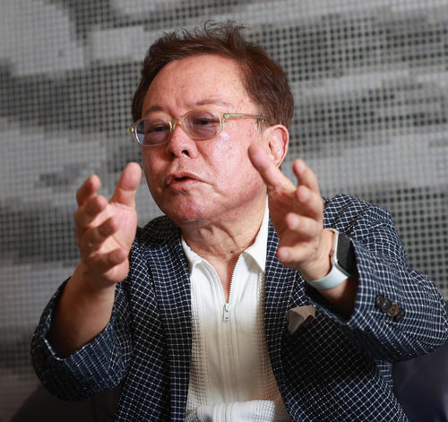 インタビューに応じる猪瀬直樹氏（撮影・野上伸悟）