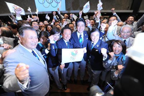 13年9月、IOC総会で2020年五輪の開催都市が東京に決まり、笑顔で写真に納まる猪瀬氏