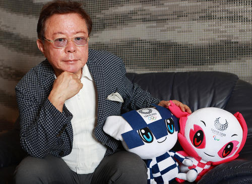 東京2020オリンピック・パラリンピックのマスコットとの撮影にも快く応じてくれた猪瀬直樹氏（撮影・野上伸悟）