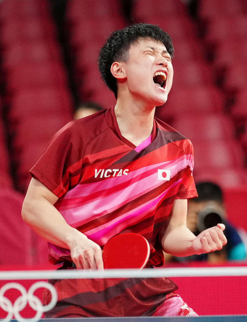 2020年東京五輪　卓球男子シングルス3回戦　張本智和対林兆恒　第4ゲーム、林兆恒からポイントを奪い、雄たけびを上げる張本智和＝2021年7月26日