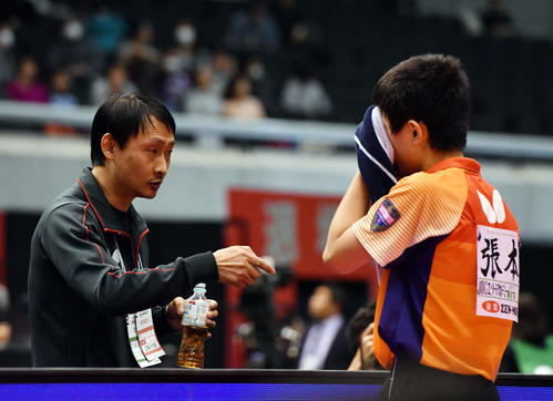 18年1月、卓球全日本選手権・男子シングルス決勝で、張本（右）に声をかける父の張本宇コーチ