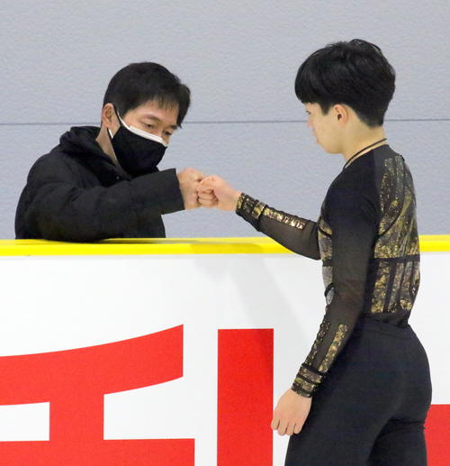 21年10月、フィギュアスケート関東選手権・男子フリーの前に父正和コーチ（左）とグータッチする鍵山