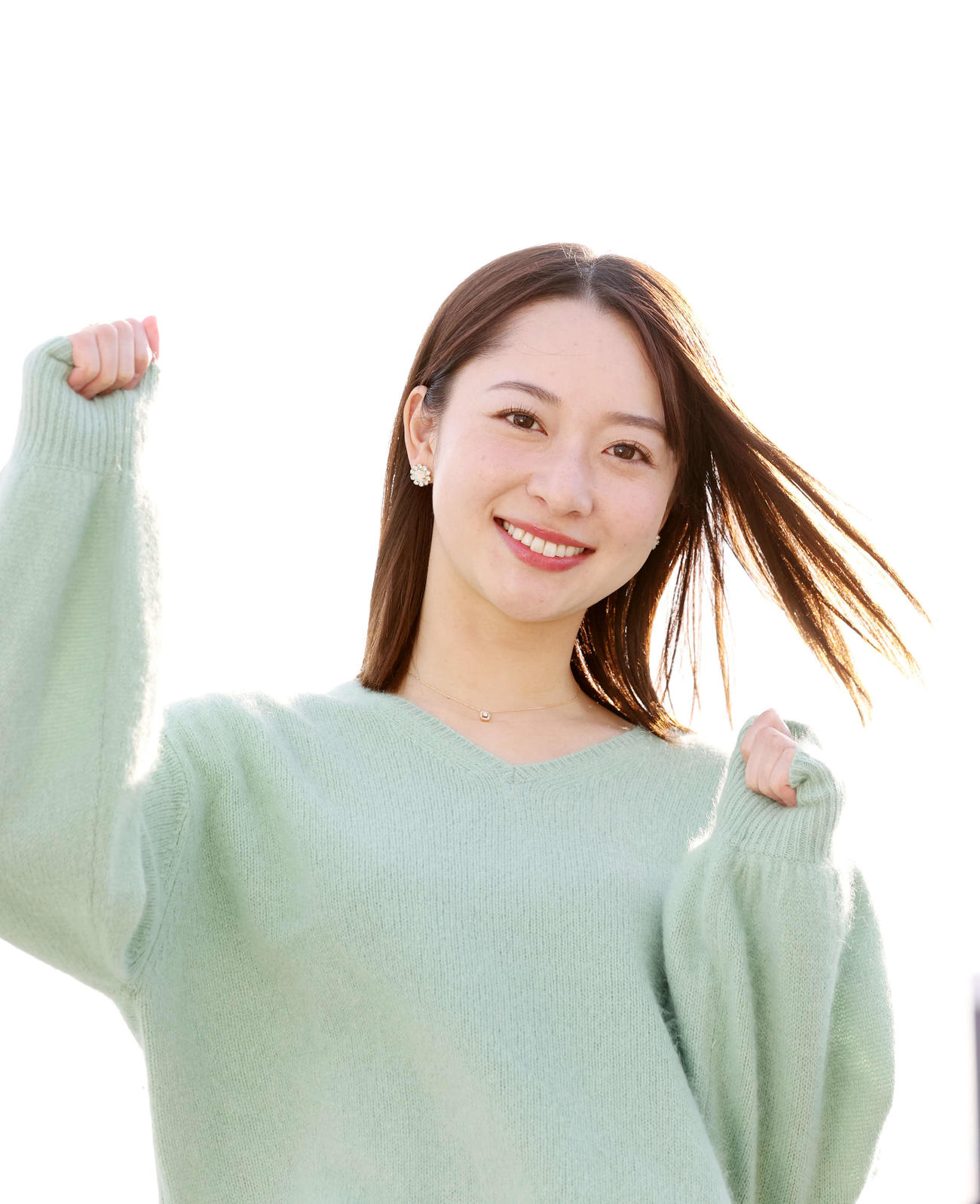 北京五輪に向け、拳を突き上げ選手にエールを送る岩垂かれんさん（撮影・浅見桂子）
