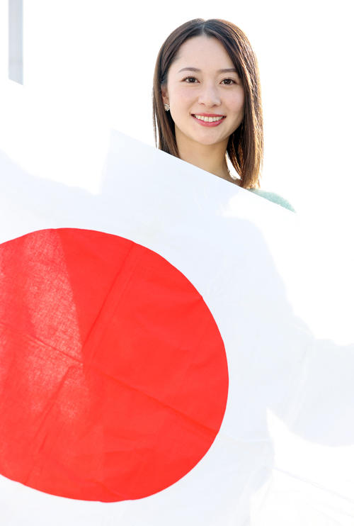 北京五輪に向け、日の丸を手に笑顔を見せる岩垂かれんさん（撮影・浅見桂子）
