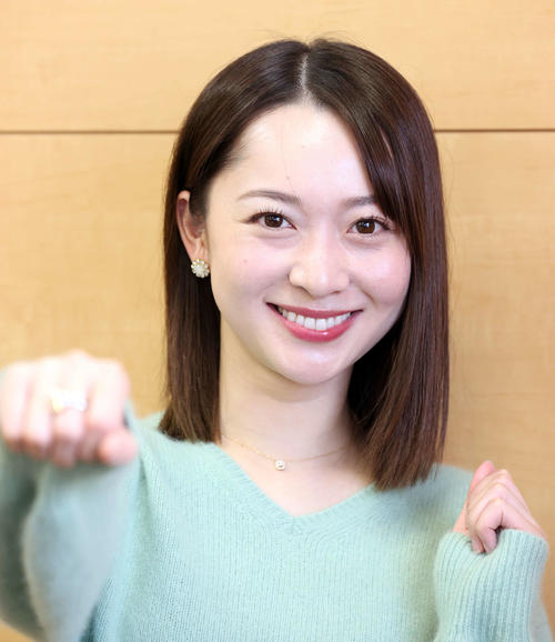 北京五輪に向け、拳を突き出し選手にエールを送る岩垂かれん（撮影・浅見桂子）