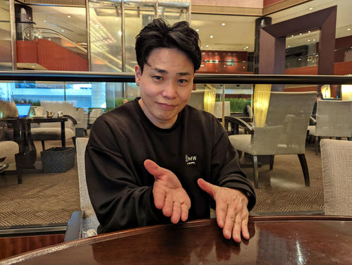 高木美帆のスケーティングについて解説する清水宏保氏（撮影・三須一紀）