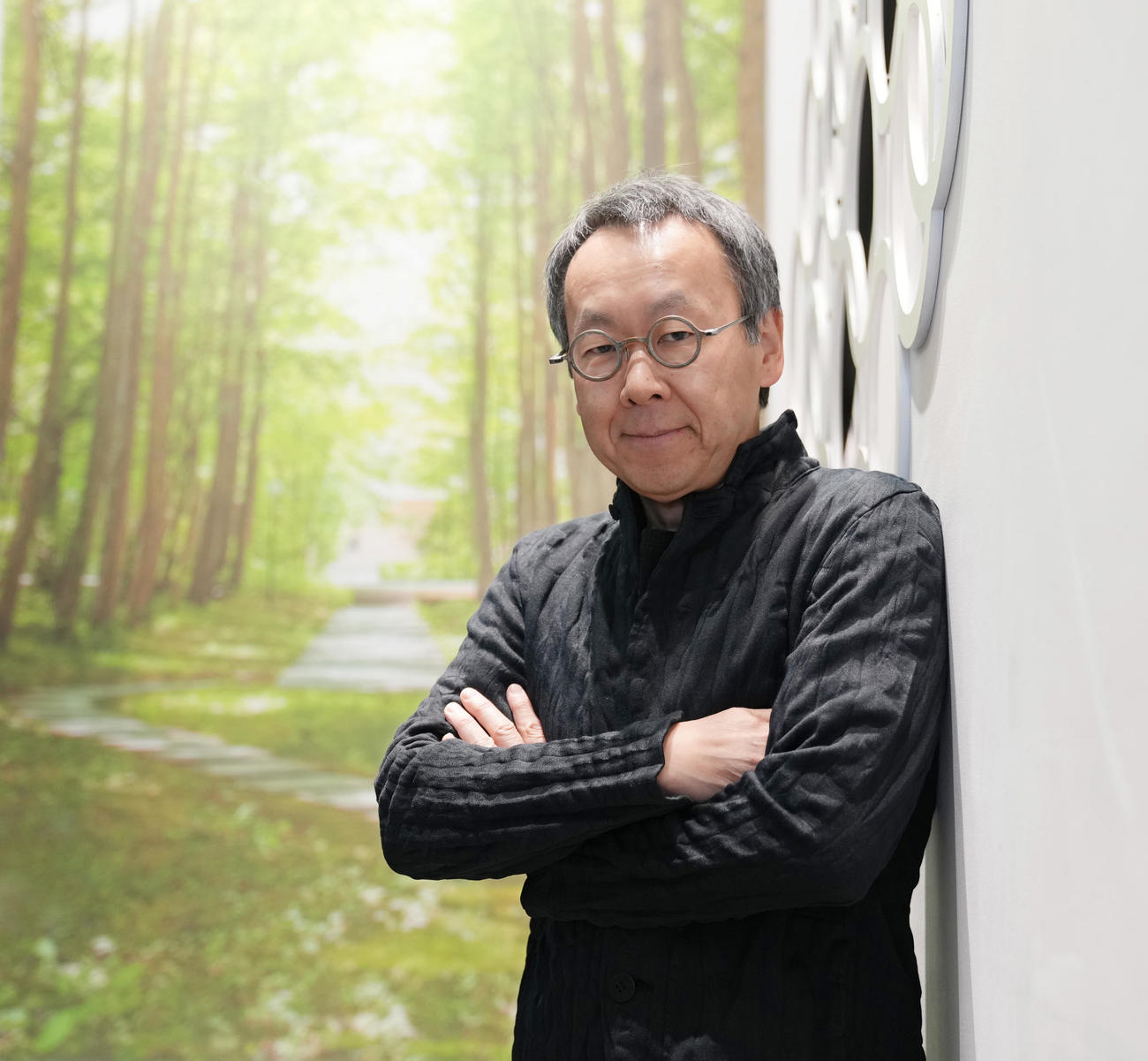 笑顔でポーズをとる星野リゾート代表取締役社長の星野佳路氏
