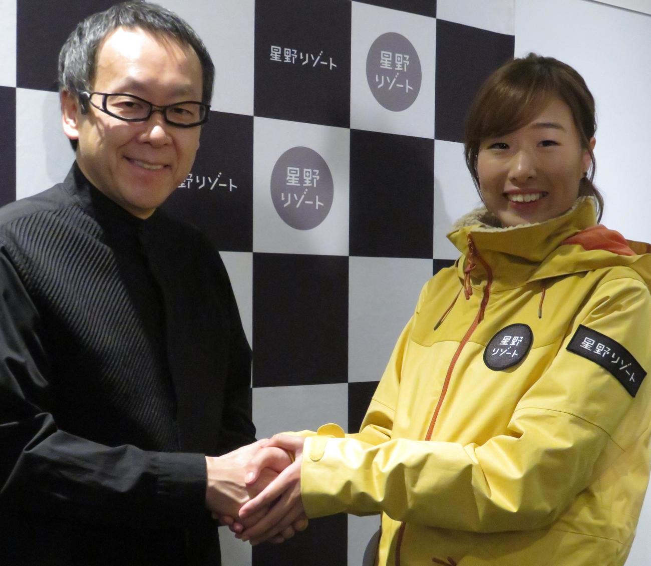 17年7月、星野リゾートと所属契約を締結し、星野佳路代表と握手する鬼塚雅（右）