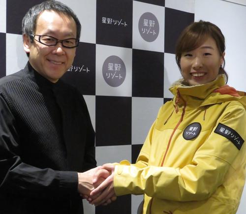 17年7月、星野リゾートと所属契約を締結し、星野佳路代表と握手する鬼塚雅（右）
