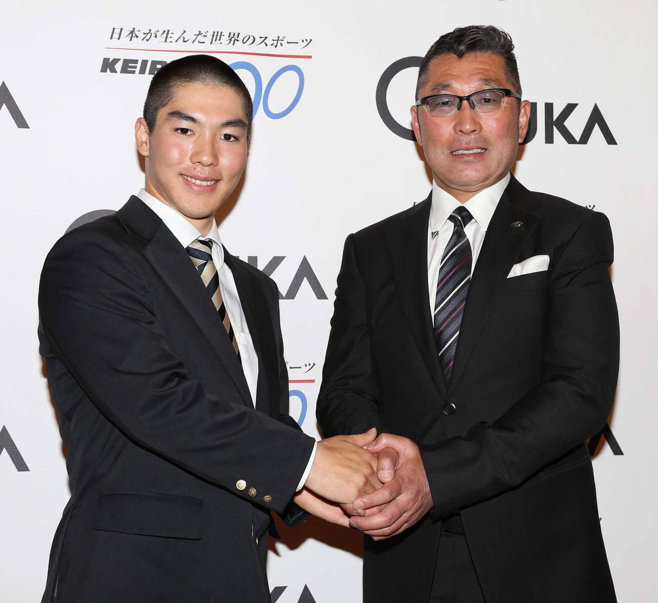 19年5月、日本競輪選手養成所入所式を終えて滝沢正光所長（右）と記念撮影する原大智
