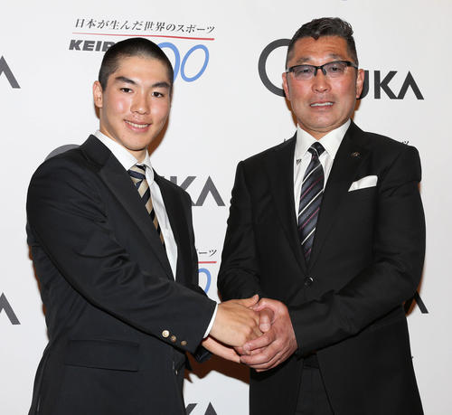 19年5月、日本競輪選手養成所入所式を終えて滝沢正光所長（右）と記念撮影する原大智